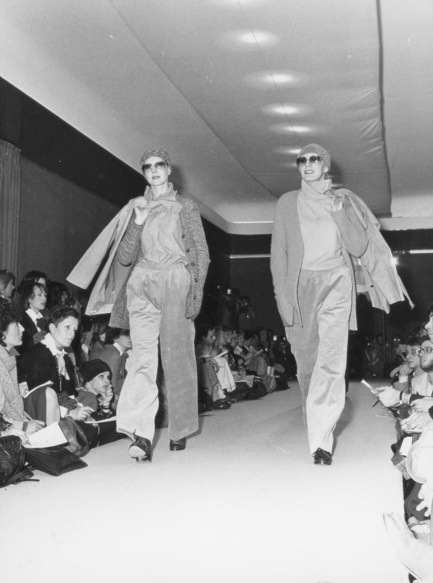 Модели на показе Giorgio Armani весна–лето 1976: свободные жакеты и брюки